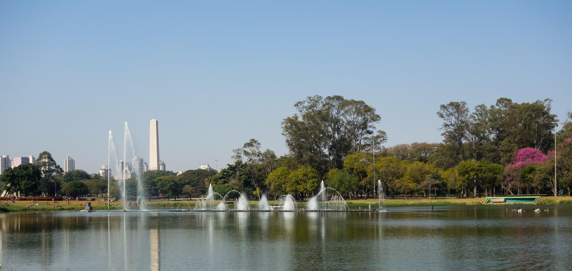 Lago e obelisco do Parque Ibirapuera em São Paulo