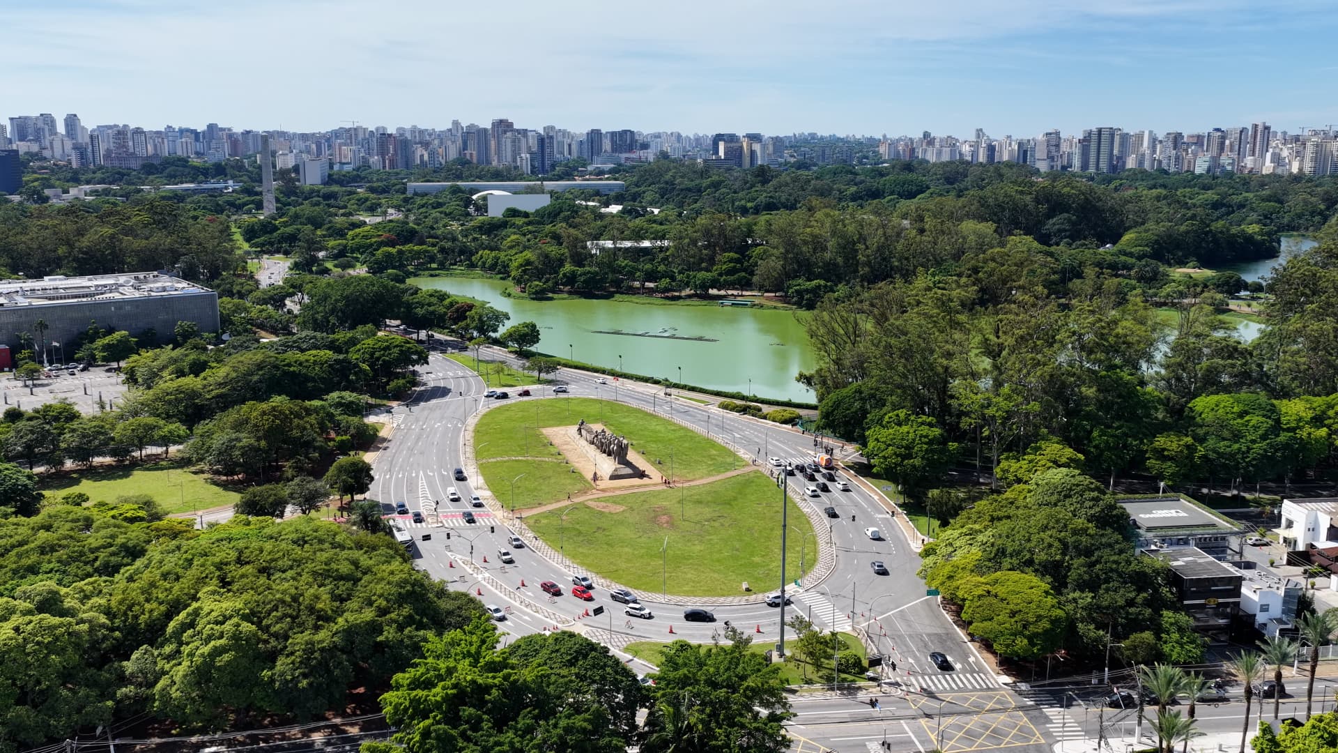 Vista aérea do Parque Ibirapuera e do skyline de Moema, São Paulo